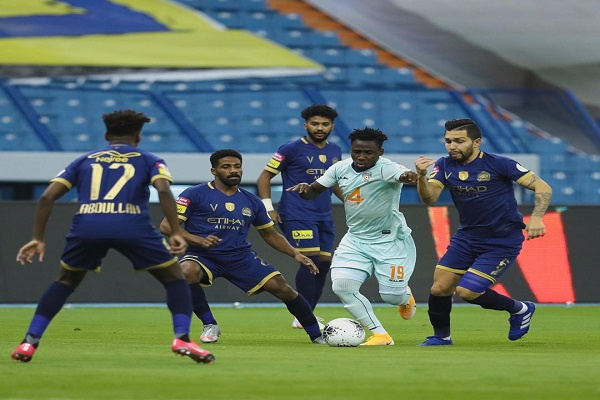 Ghanaian winger, Samuel Owusu (in white jersey)