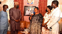 Mrs Joshua (wit mic) as she receive condolence visit from Lagos govnor