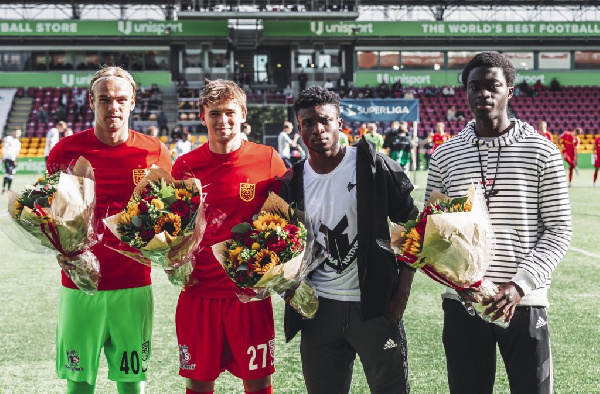 Kudus and his colleagues were presented with bouquets