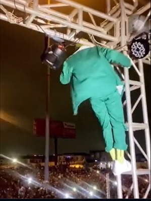 Shatta Wale Climbs Scaffold.png