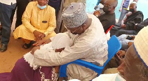 Vice President Dr Mahamudu Bawumia consoling daughter of late Ibrahim Mohammed a.k.a Kaaka