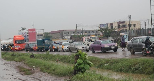 Vehicles parked at the middle of the road due to the floods