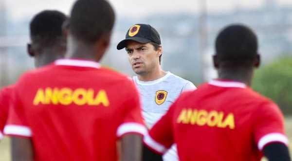 Pedro Gonçalves with Angola team