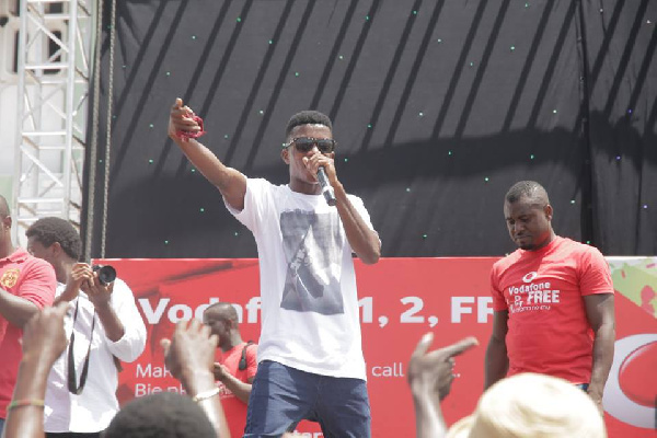 Kofi Kinaata on stage at Kaneshie market