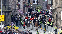 Protesters from di UK anti-monarchy campaign Republic bin dey outside St Giles' Cathedral