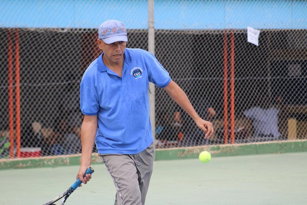 Andy Daniels in action for Tesano Tennis Club