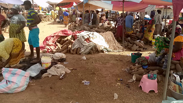 Traders at the Akateng market