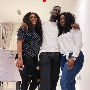 Sarkodie posing with his beautiful sisters