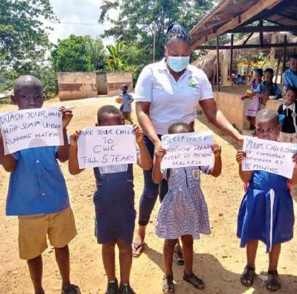 A photograph of a Nutritionist with some students