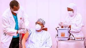 Nigeria presido Buhari as im dey receive COVID vaccine