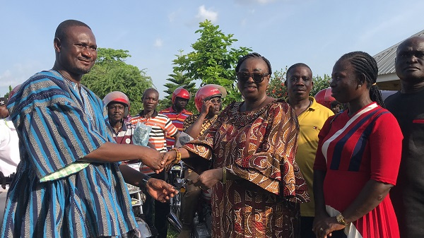 The MP handing over the motorbikes to the chairmen