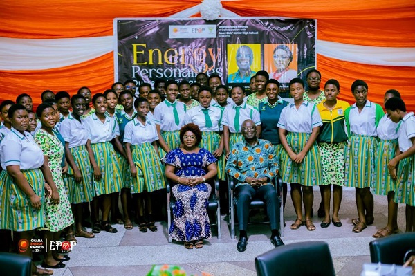 Students and executives in a group photo