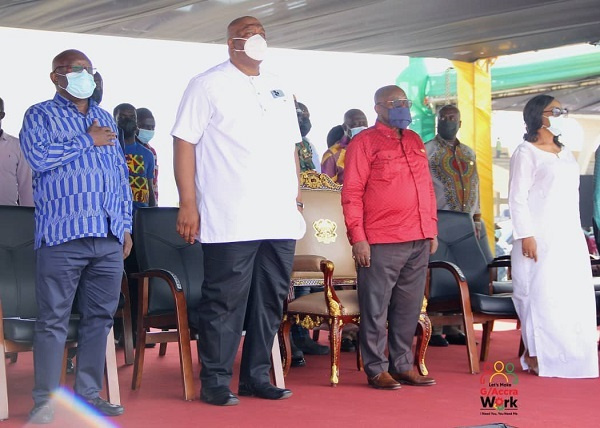 President Nana Addo Dankwa Akufo-Addo (M) and his delegation