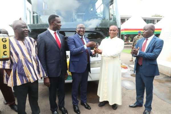 Bawumia (middle) hands over keys to one of the buses