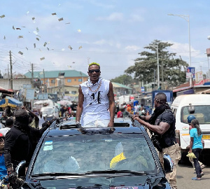 During the event, he distributed cash to traders and fans, celebrating their support.