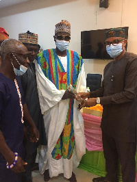 Sarki Abdul Kadiri receiving his award