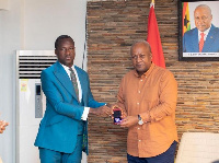 John Mahama receiving Otumfuo Commemorative Gold Coin