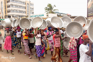 A photo of head porters commonly referred to as Kayayeis