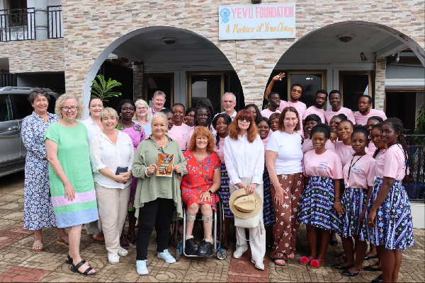 The delegation with some staff of the company