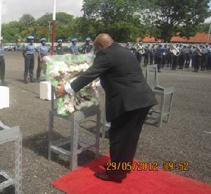 Lt Gen Smith Laying Wreath