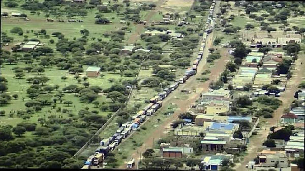 Trucks with essentials going towards Niger