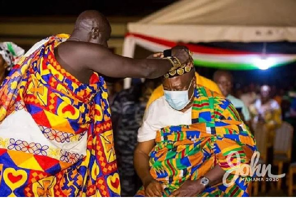 Nana Amponsah Gyan II conferring the chieftaincy title on John Dramani Mahama