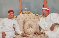 Tsohon gwamnan Kano Rabiu Kwankwaso (dama) da gwamnan Rivers, Nyesom Wike