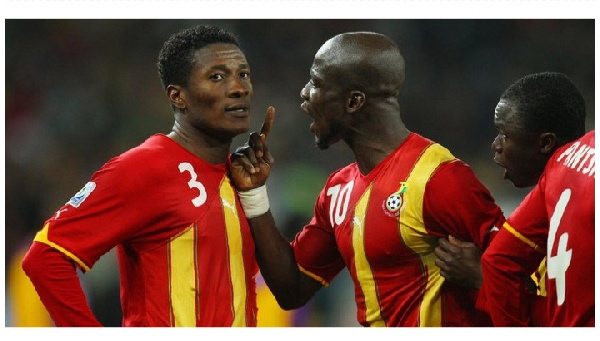 Stephen Appiah speaking to Asamoah Gyan during the World Cup game against Uruguay