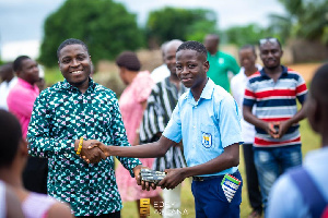 Edem Agbana presenting some of the mathematical sets to a student