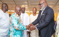 Nana Akufo-Addo shares a handshale with Bishop T. D. Jakes