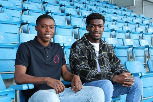 Kwasi Wriedt (right) And Derrick Kohn When They Signed The Contracts At The Willem II Stadium