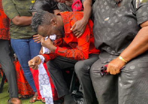 Highlife singer, Akwaboah Jnr shedding tears at his father's funeral