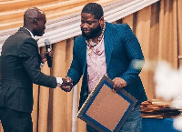 Dr UN awarding rapper D Black [R]