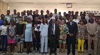 The students in a photo with the sector minister