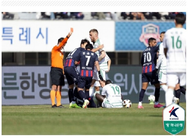 Boateng received a red card for violent behaviour in Jeonbuk Hyundai Motors FC's 3-2 against Suwon F