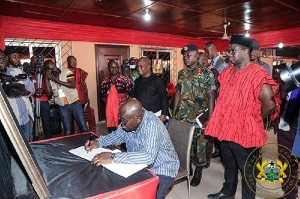 President Akufo-Addo signing the book of condolence in honour of Togbe-Gabusu