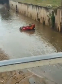 Taxi plunged in the Odaw River