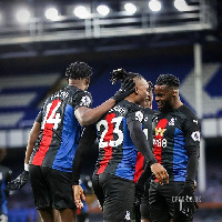 Jeffrey Schlupp celebrates with his teammates