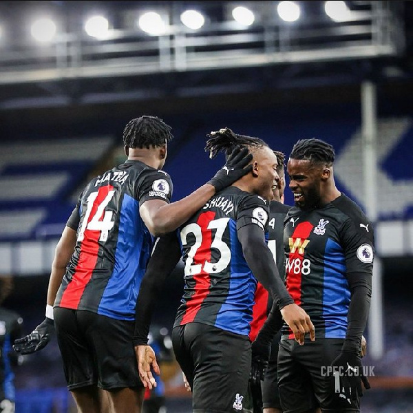 Jeffrey Schlupp celebrates with his teammates