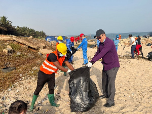 Some staff of Sunon Asogli Power participating in the clean up exercise