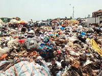 The filth at the entrance of the market has been piling up for the past seven days.