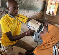 Dr. Zakarea Al-Hasan Balure screening a pupils eye