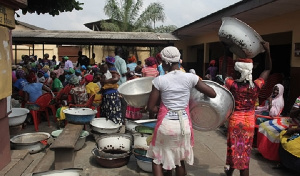 The kayayei came together to put out the fire when the Fire Service delayed in coming