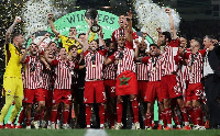 The Olympiakos team celebrating their Conference League triumph over Fiorentina