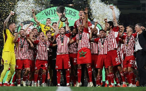 The Olympiakos team celebrating their Conference League triumph over Fiorentina