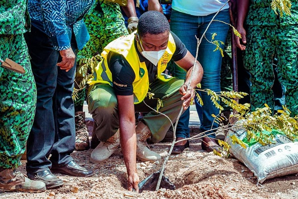 Staff of Zoomlion planting a tree