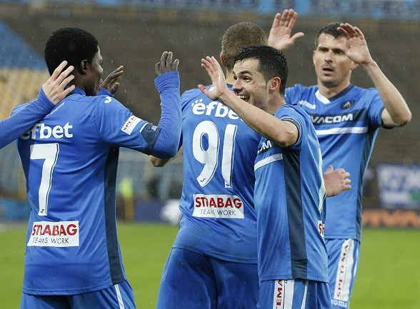 Francis Narh with teammates celebrating his goal