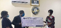 IoD-Gh presenting the cheque