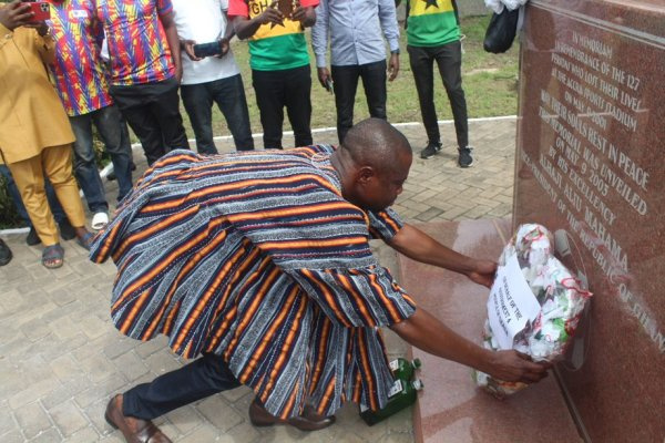 Deputy Sports Minister Evans Opoku Bobie lays a wreath at the May 9 monument