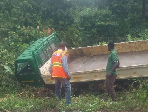 The staff reportedly fell off from the bucket of the Kia Truck.